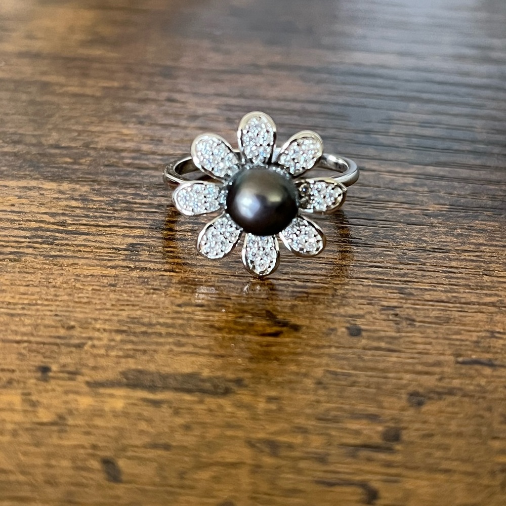Vantel Pearls Driving Miss Daisy Ring